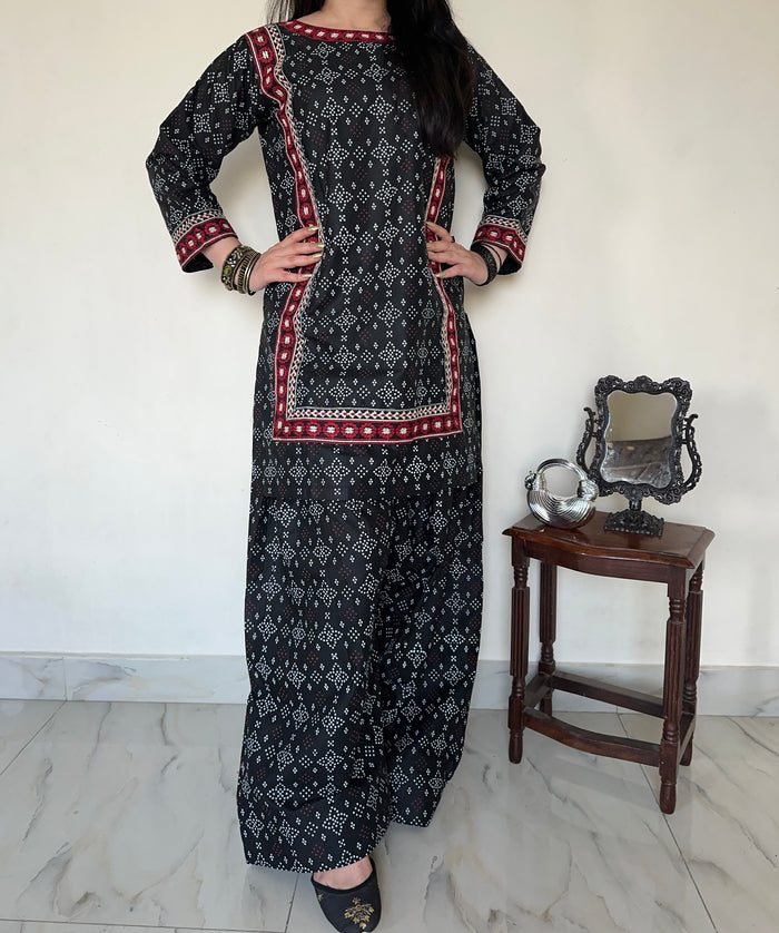 Black Chunri | 2PC Lawn D-351