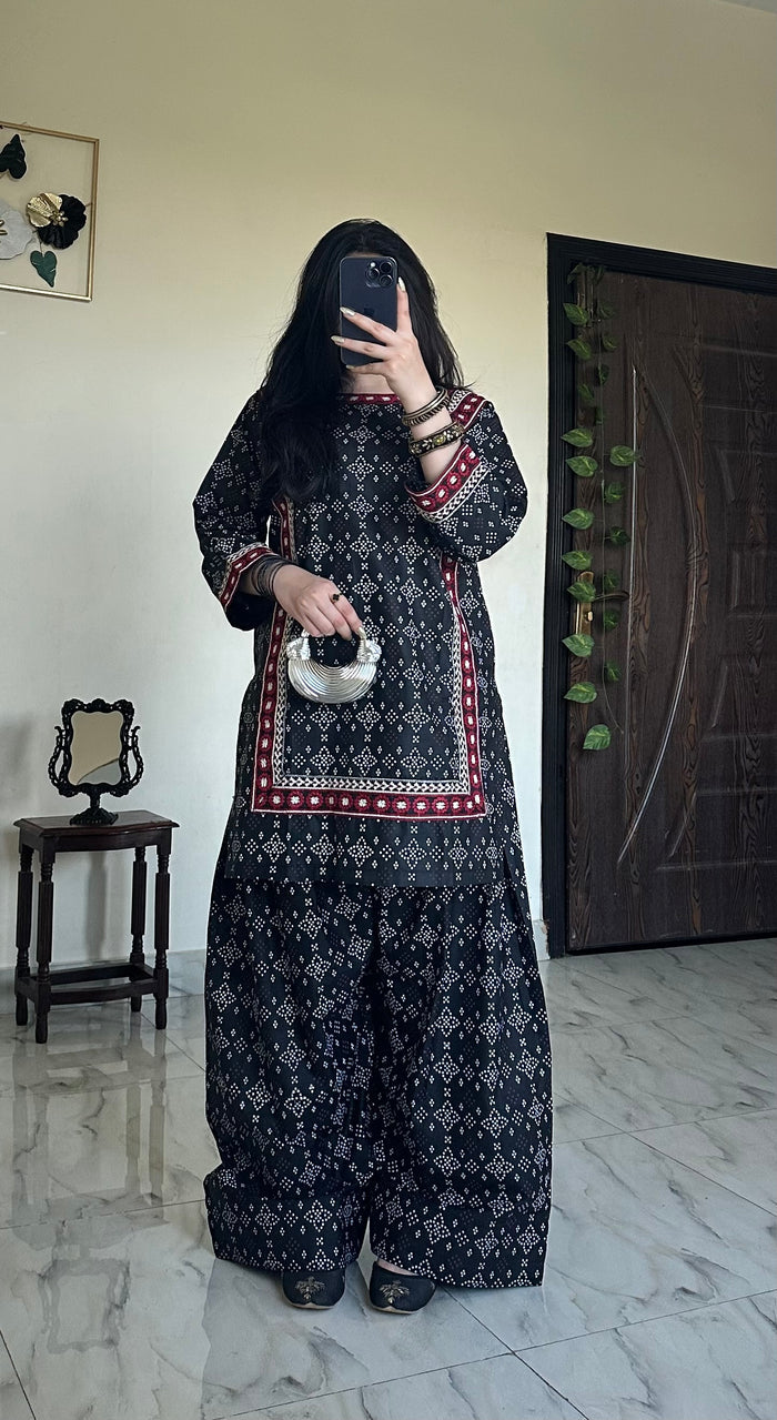 Black Chunri | 2PC Lawn D-351
